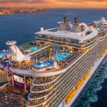 Modernes Kreuzfahrtschiff auf hoher See mit Pool und Sonnendeck