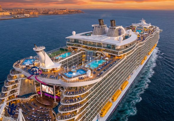 Modernes Kreuzfahrtschiff auf hoher See mit Pool und Sonnendeck